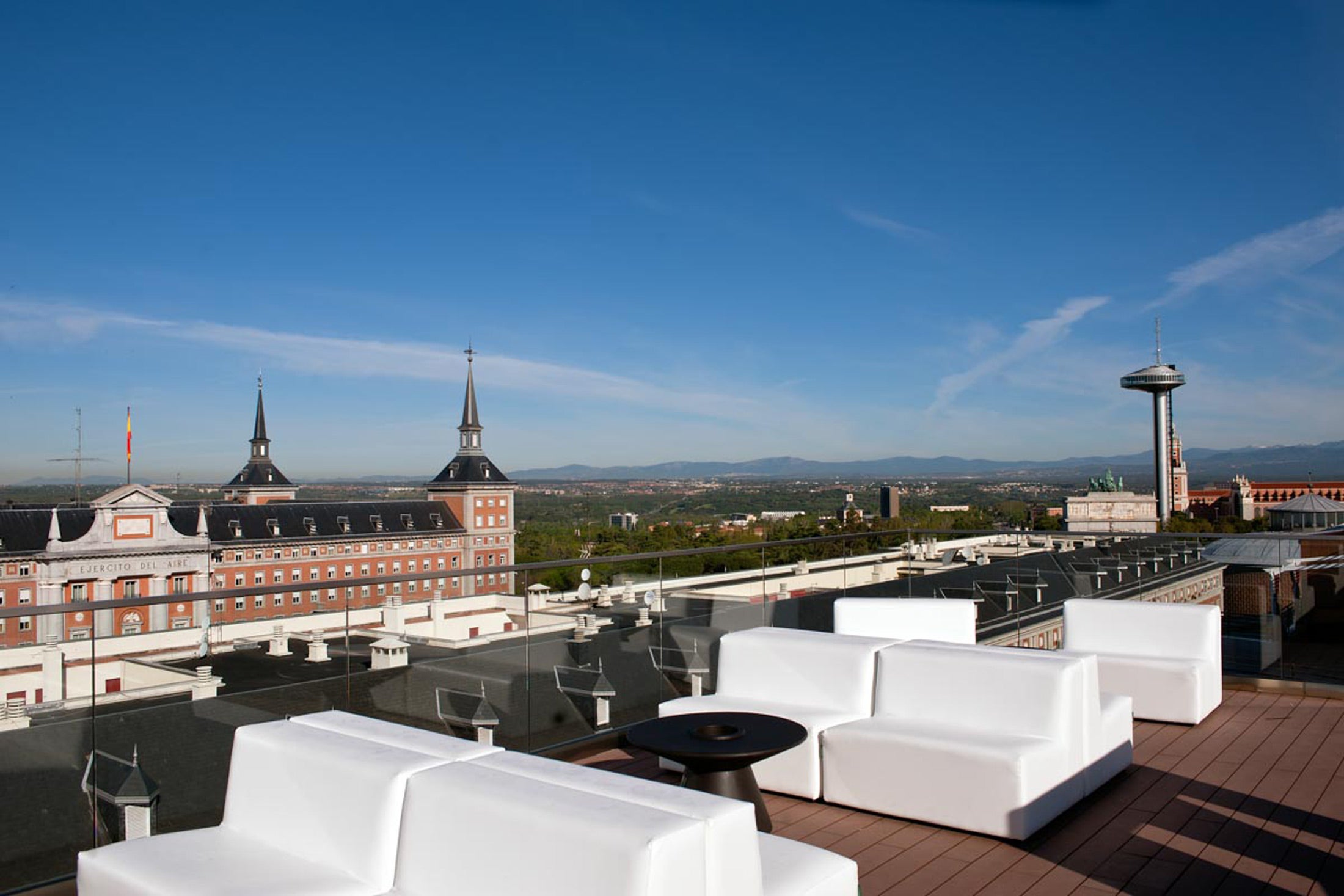 La terraza del Hotel Exe Moncloa dispone de la mejor vista panorámica 360º de Madrid donde disfrutar de los mejores atardeceres madrileños y las mágicas puestas de sol. Un espacio abierto a todo el público que dispone de una ambientación chill out La piscina que ofrece el hotel es sólo para clientes.