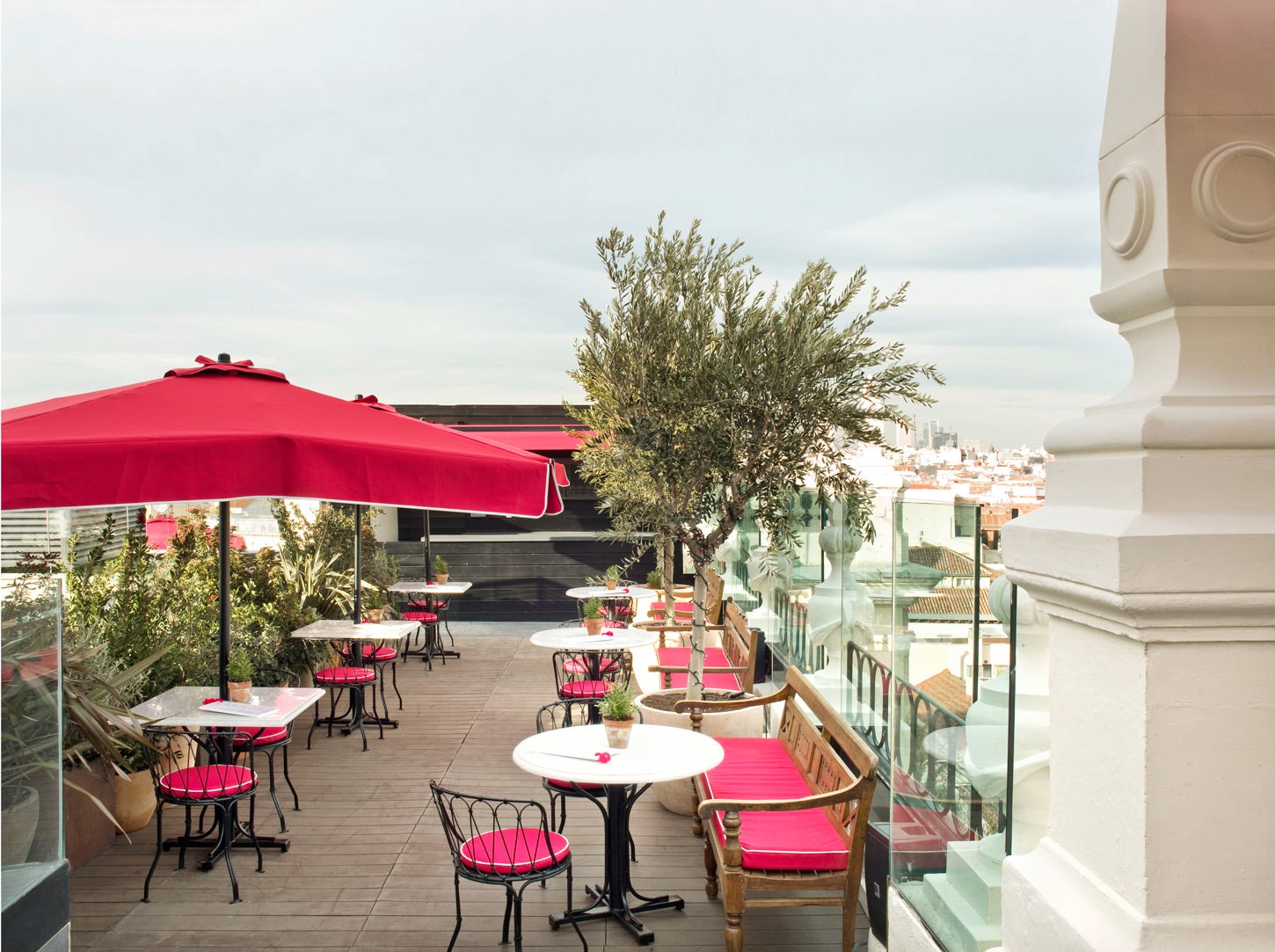 Disfruta de las vistas panorámicas de todos los rincones y edificios emblemáticos de la ciudad como el Metrópolis o calles como la Gran Vía.