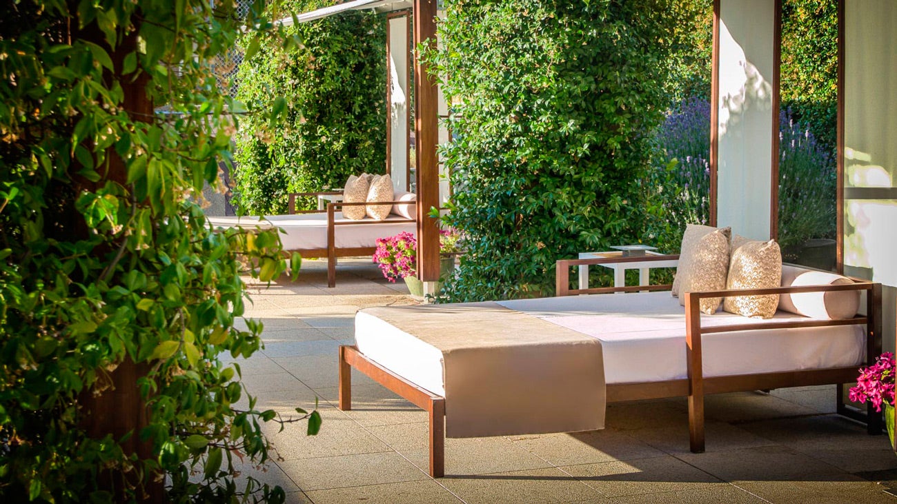 The garden es un refrescante oasis en Madrid junto a la espectacular piscina exterior del hotel Eurostars Suites Mirasierra 5*. The Garden ofrece una cuidada gastronomía, donde las especialidades japonesas tienen especial protagonismo.