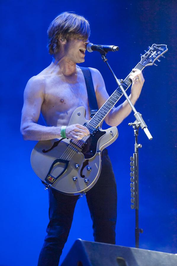 El líder del grupo sueco Mando Diao, Björn Dixgard, sobre el escenario.