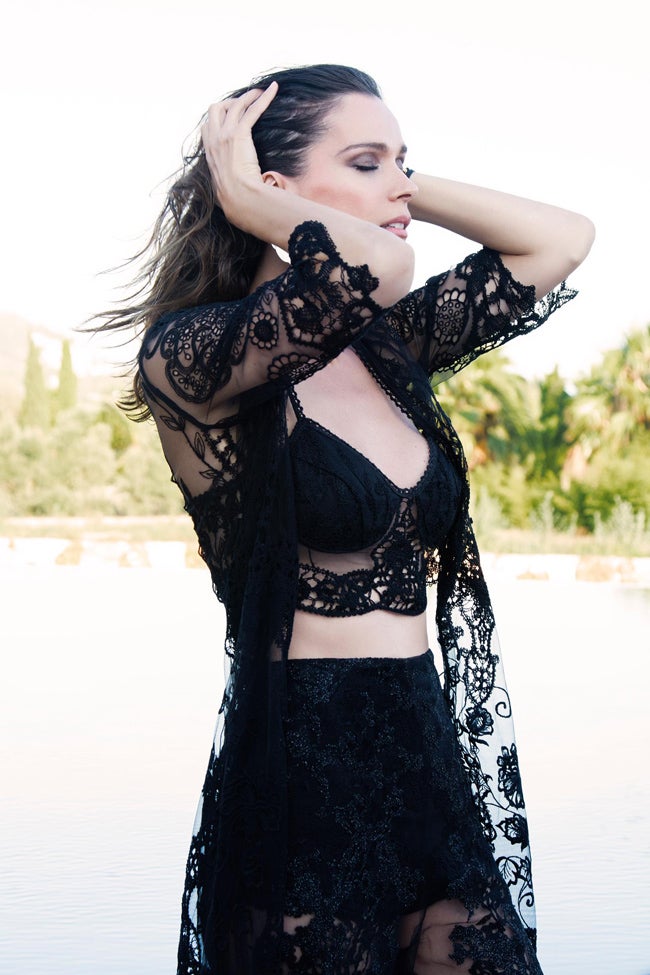 Nuestra bloguera sabe muy bien cómo triunfar en verano con looks de encaje en color negro como este