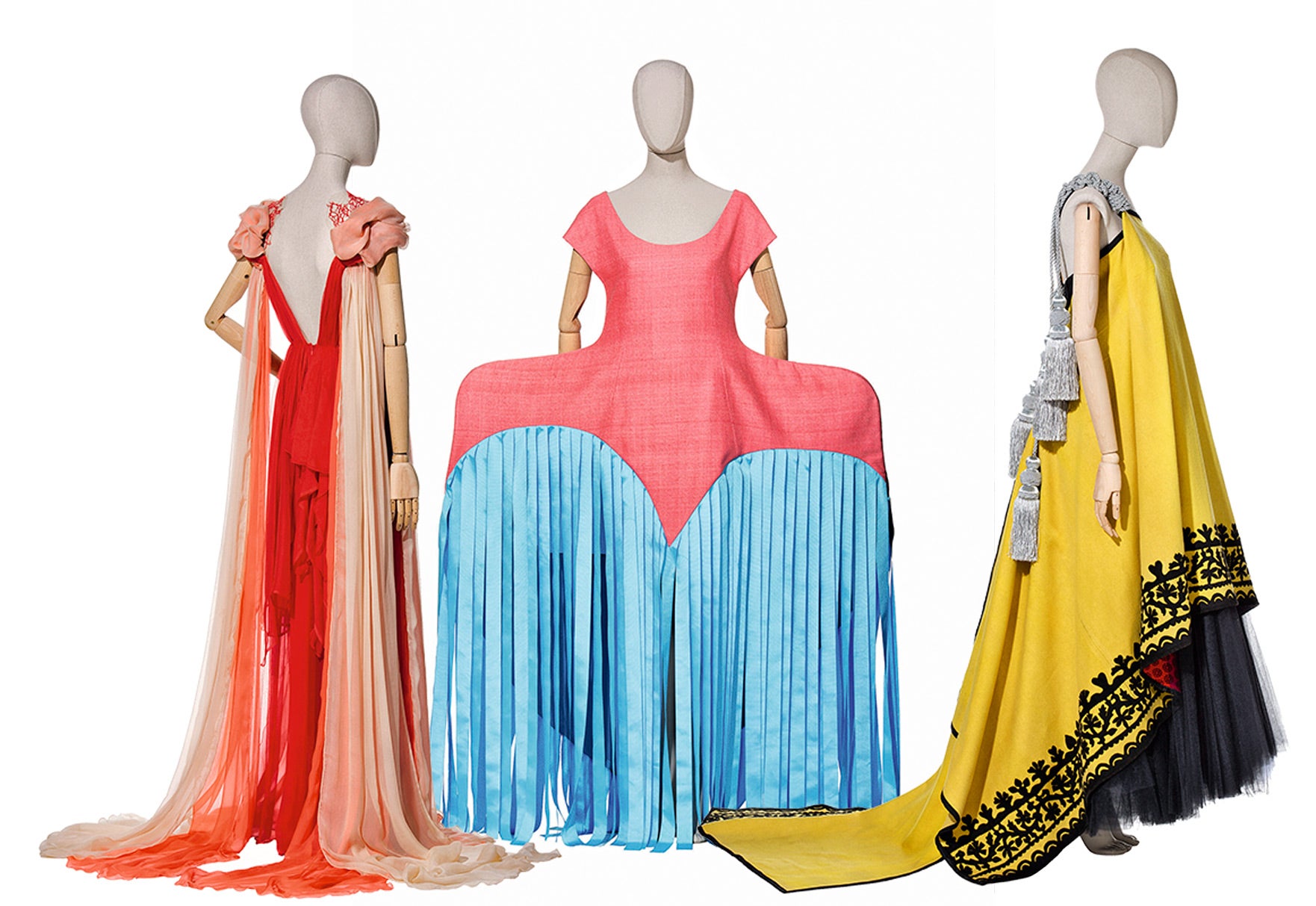 El centro Cultural Conde Duque de Madrid acogerá del 13 al 27 de septiembre la exposición Trajes para Cervantes y Shakespeare, con motivo del cuarto centenario de la muerte de los célebres escritores. En la exposición, montada con la colaboración de la Asociación de Creadores de Moda de España, participan 14 diseñadores con su particular homenaje: un traje inspirado en los personajes creados por estos genios. (De izquierda a derecha, los diseños de Leire Valiente, Ágatha Ruiz de la Prada y Ulises Mérida)