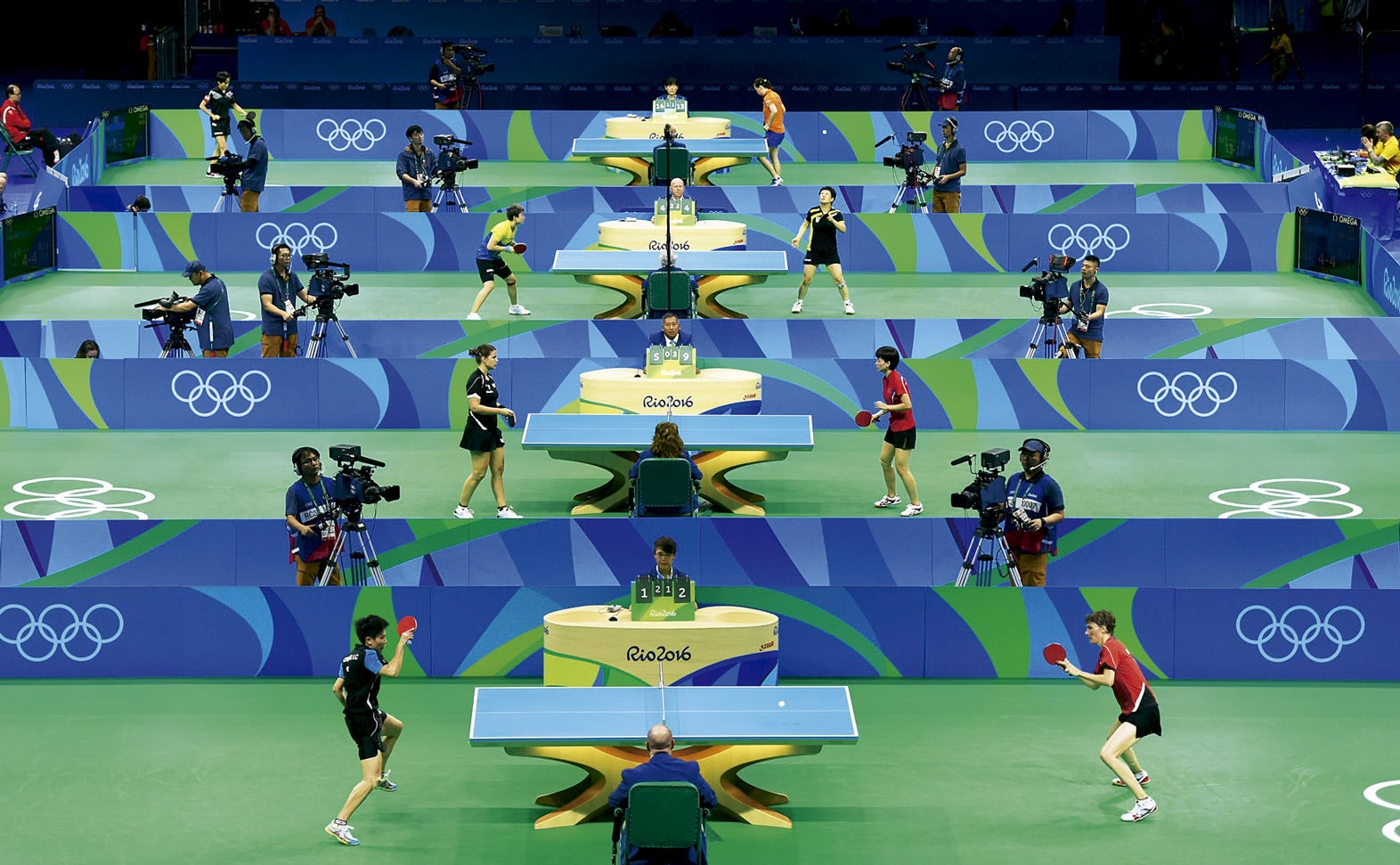 Cuatro partidos simultaneos de tenis de mesa y más de ocho cámaras para retransmitir a todo el mundo hasta el más mínimo detalle de la competición.