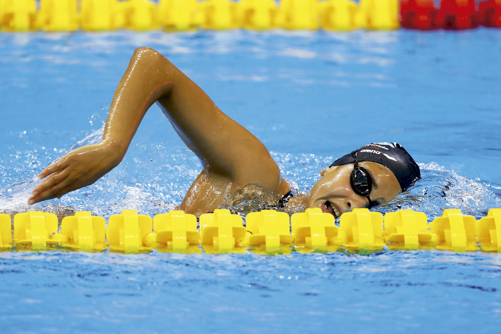 Yusra Mardini. Nadadora, 18 años. Refugiada siria. Pasó de nadar en competiciones internacionales a casi morir ahogada en el Mediterráneo. Tuvo que empujar la embarcación con la que ella y 19 personas más confiaban llegar a Grecia. Quedó primera de su serie en los 100 m mariposa. Su triunfo no se mide en puestos, sino en seguir viva.