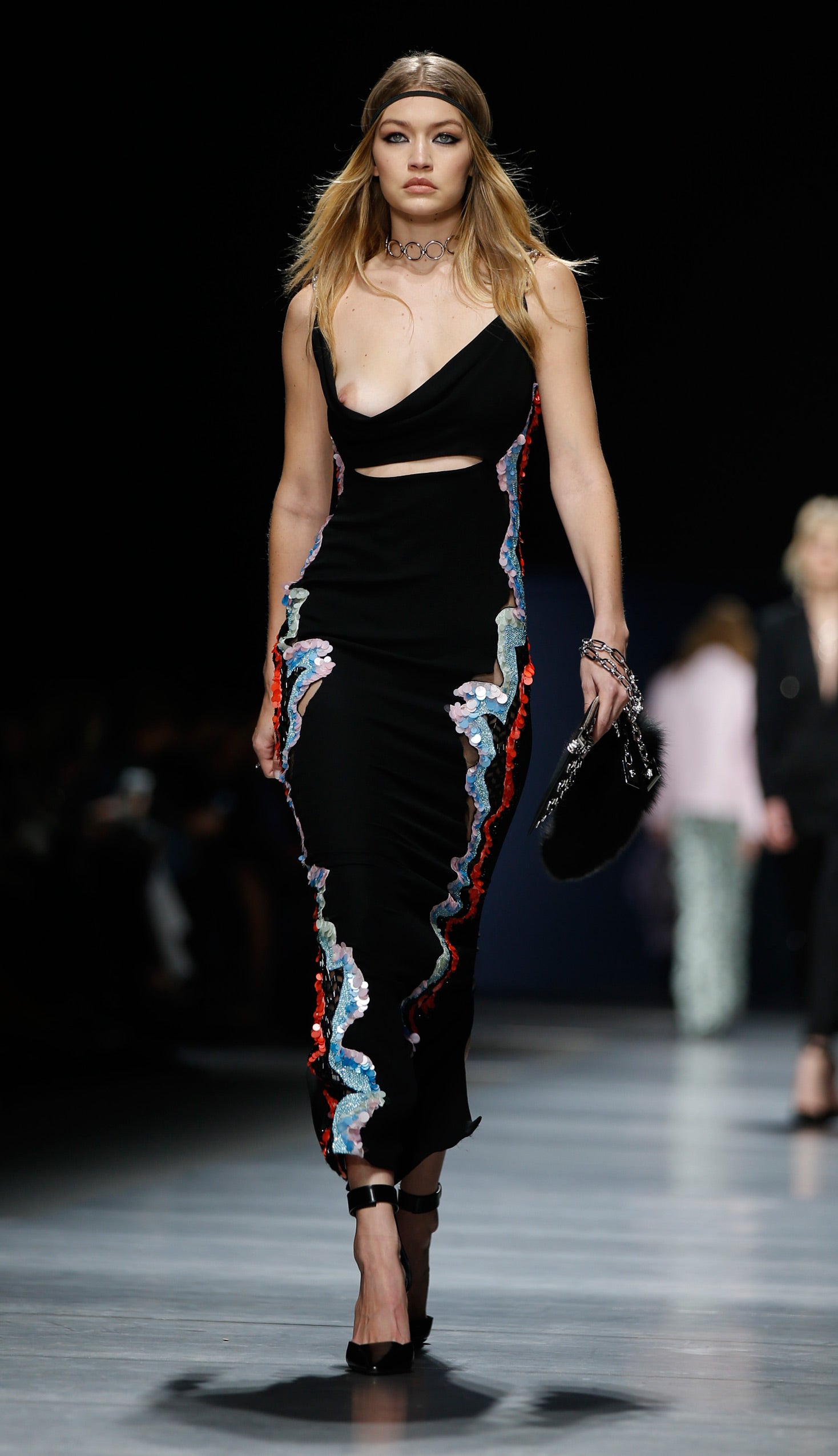 Gigi Hadid se despistaba sobre la pasarela, algo muy habitual pero que se hizo viral por ser la modelo del momento.