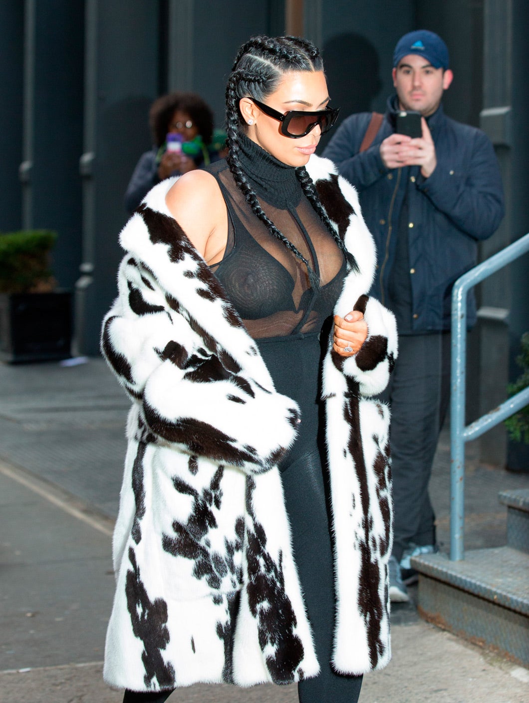 Kim Hardashian lucía un top transparente negro con un sujetador que le dejaba marcar los pezones.