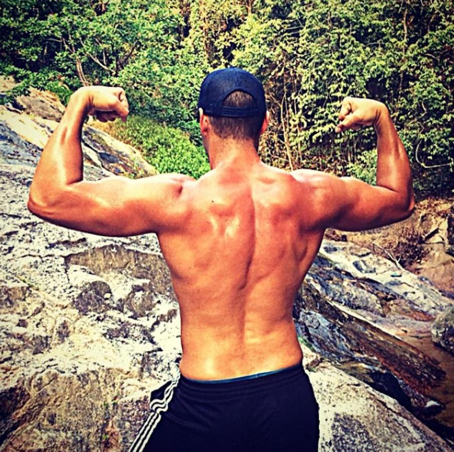 Pita Taufatofua enseña la parte que menos llamó la atención al público que vio la apertura de los Juegos Olímpicos de Río.