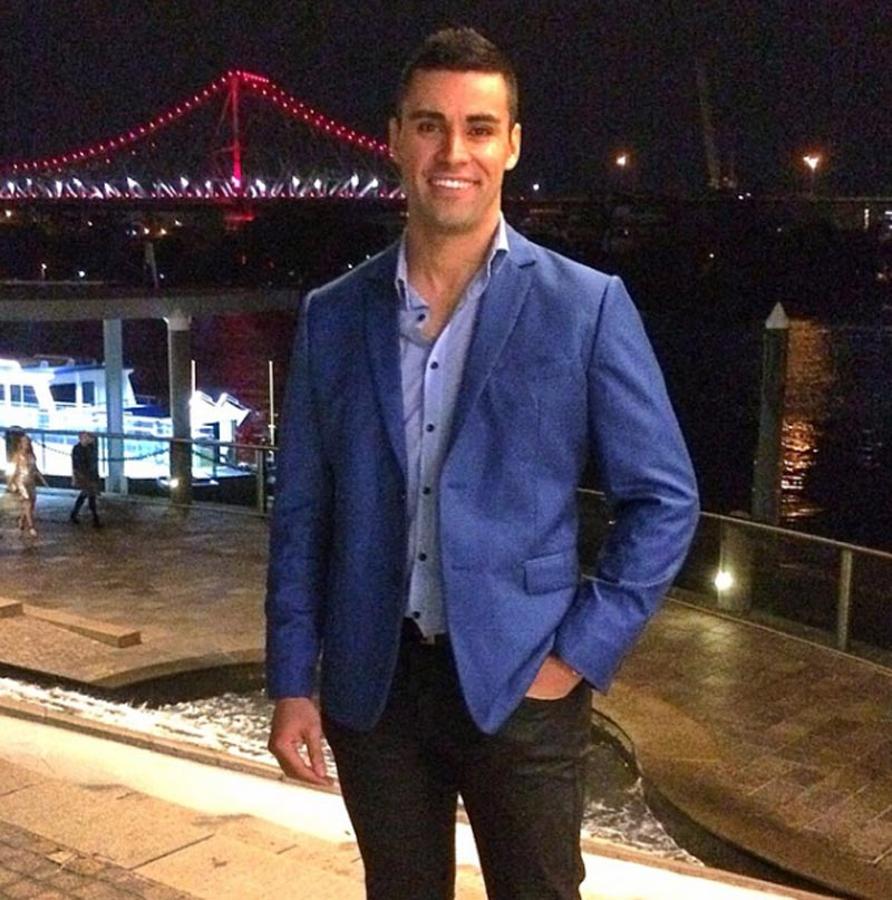 Pita Taufatofua luce así cuando sale a pasar un buen rato por la noche.