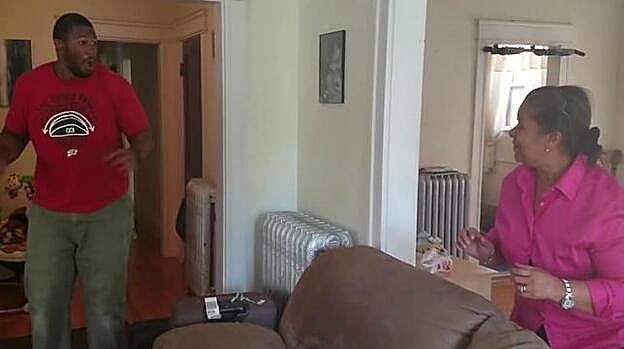 El momento en el que Jeffrey vuelve a ver a su madre, Madeleine, tras 10 años sin estar con ella.