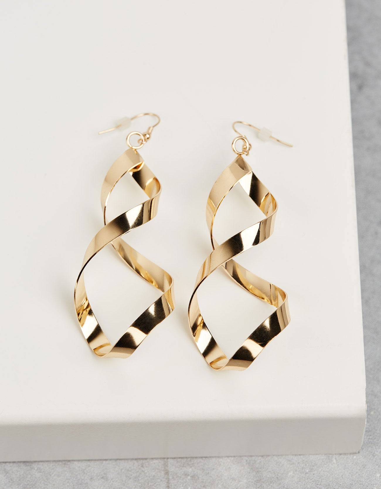 Bershka también incluye entre sus propuestas un modelo de pendientes en tamaño XL como este (Precio: 5.99 euros)