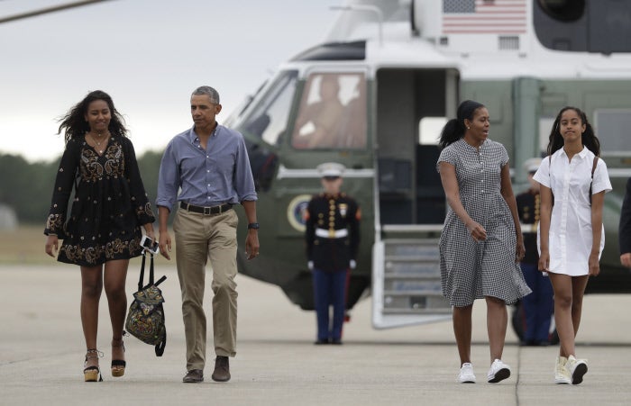 15 días después de su llegada, la familia presidencial se despedía de las vacaciones, y las 'chicas Obama' apostaban por el 'black&white'. Michelle se decantó por este vestido de inspiración años 60 con estampado vichy, que combinó con unas zapatillas Converse. Malia también apostó por esta marca de zapatillas, y volvió a lucir un vestido blanco, como a su llegada, pero esta vez un modelo camisero más corto. Sasha, por su parte, se decantó por un vestido negro con bordados, mochila étnica y sandalias de plataforma.
