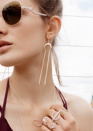 Una de las propuestas de &Other Stories para esta temporada son los pendientes largos (CPV)