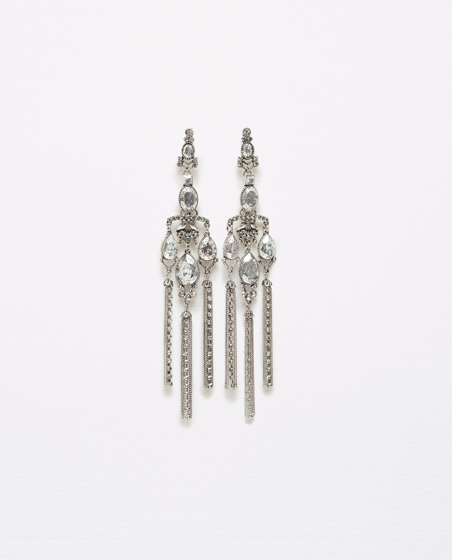 Zara propone en su colección pendientes en forma de lágrima con cristales incorporados (Precio: 12.95 euros)