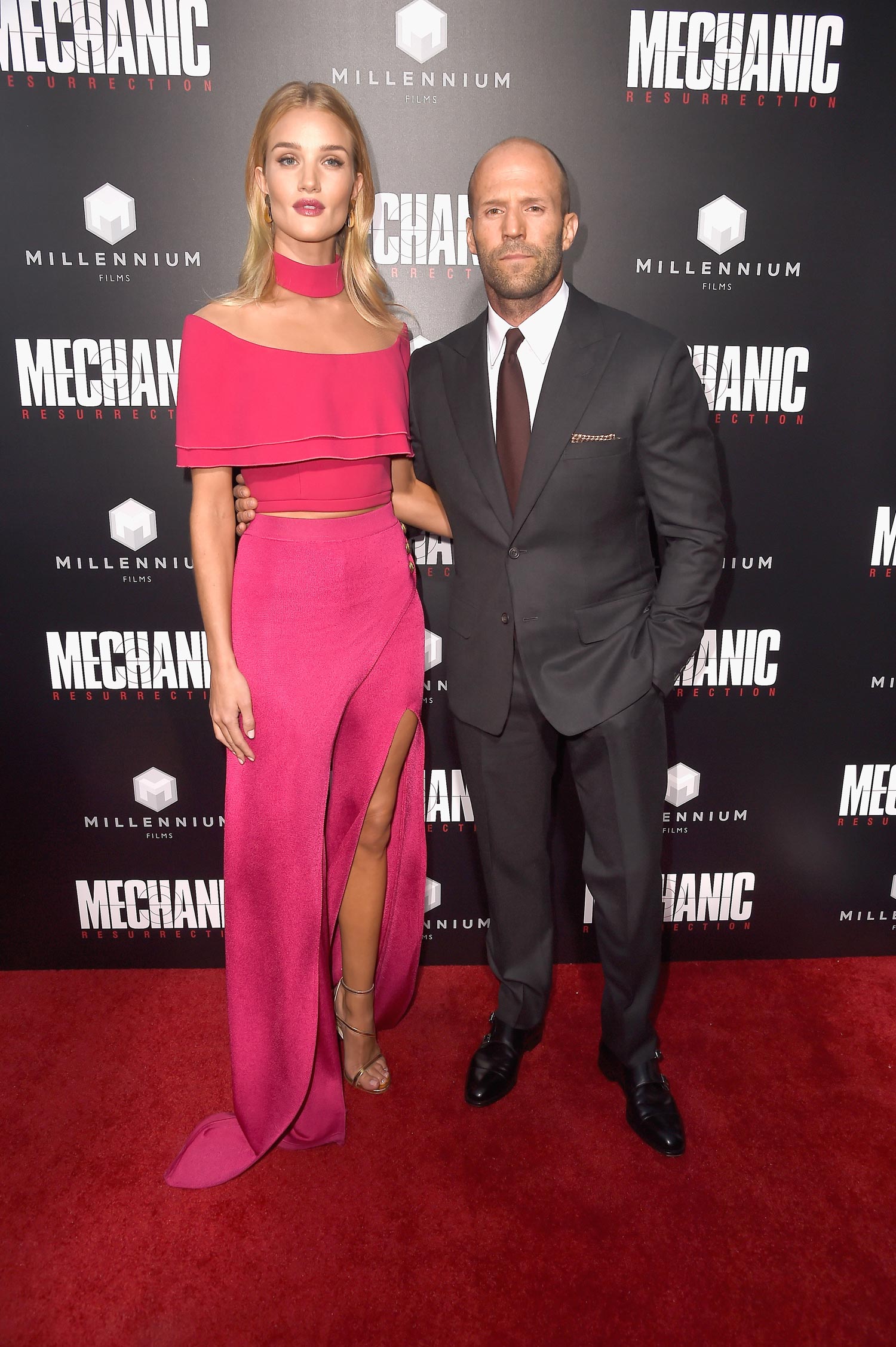 La modelo acompañó a su prometido a la premiere de 'Mechanic: Resurrection' en Hollywood.