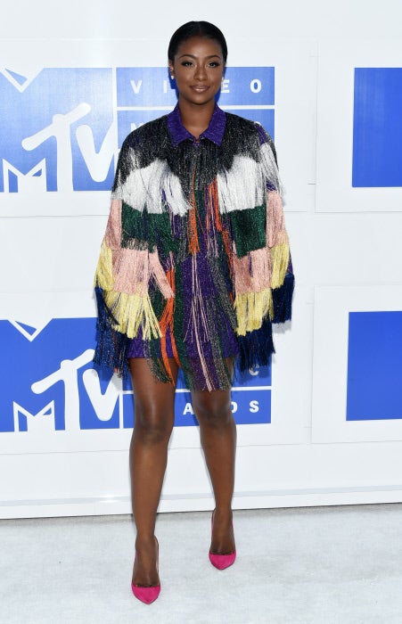 Justine Skye se decantó por un colorido modelo de flecos de Misonni.