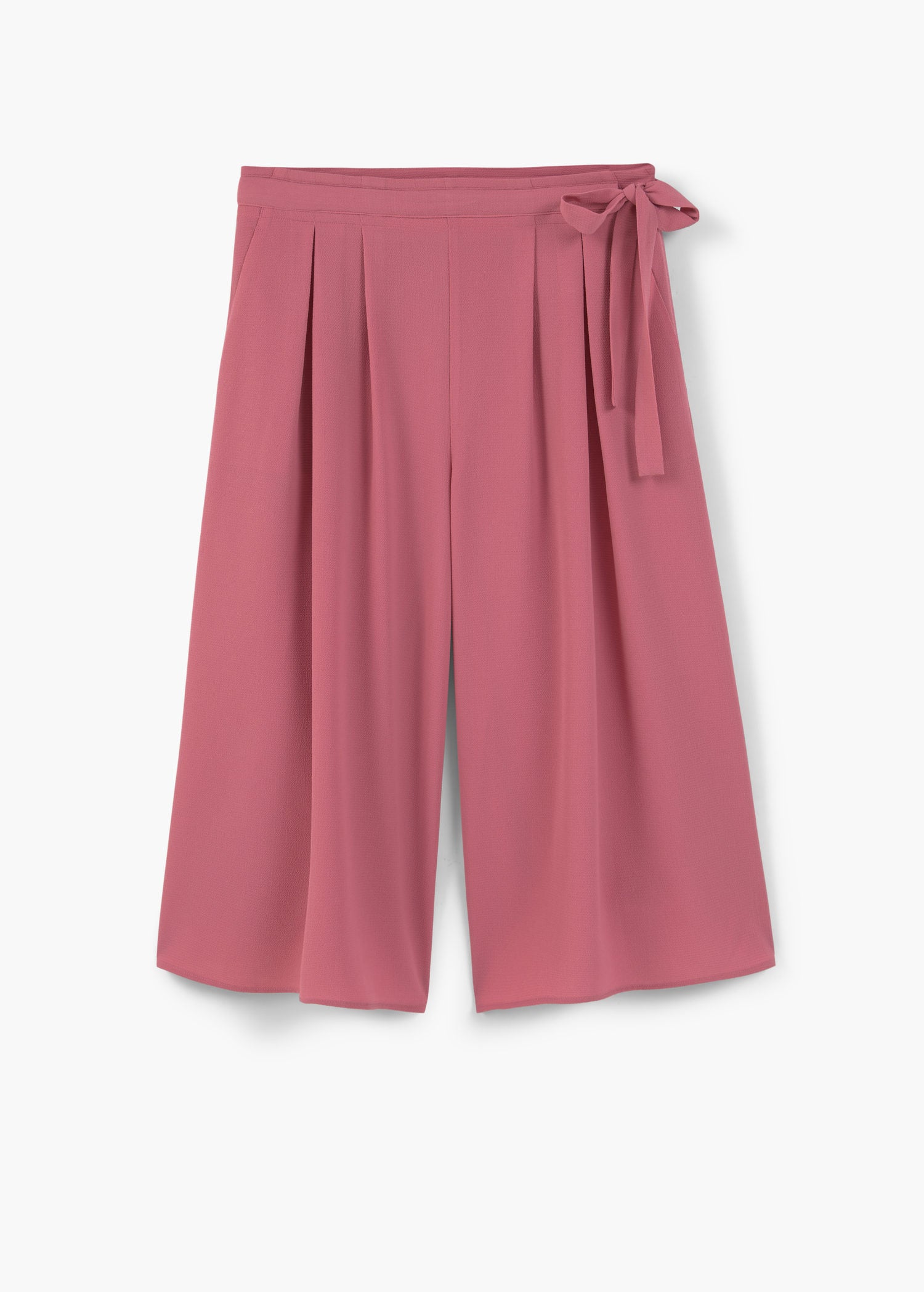 Si aún no tienes en tu armario un pantalón culotte, este color rosa lo encontrarás en Mango (Precio rebajado de 25.99 euros a 9.99 euros)