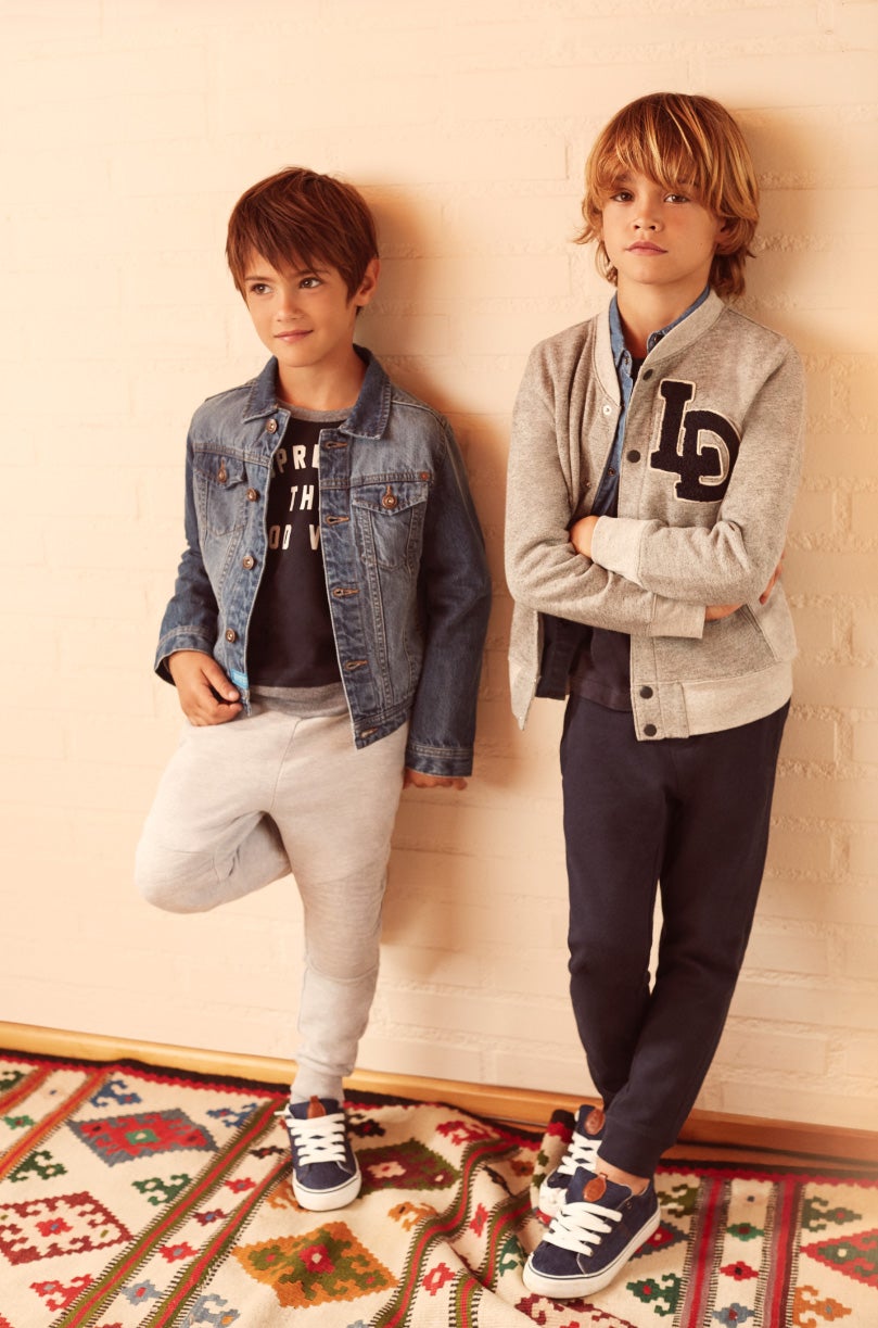 Tejidos como el algodón se convierten en básicos del armario infantil para llenar de comodidad su día a día