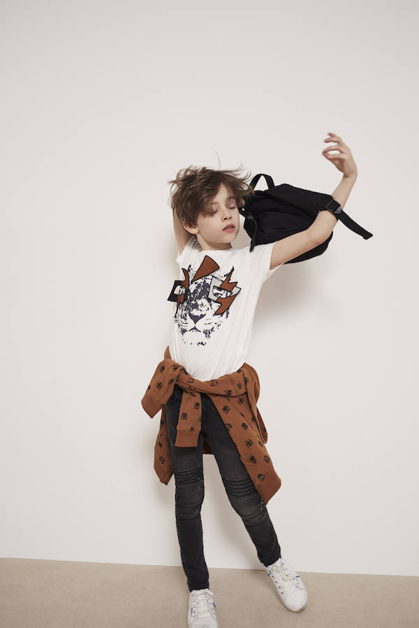 Una de las apuestas de la firma Ikks para los peques de la casa pasa por los jeans ajustados, sudadera estampadas, camiseta de algodón y zapatillas