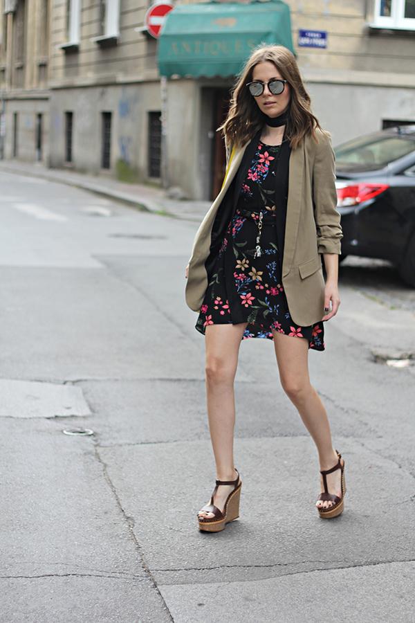 Sobre un vestido estampado siempre puedes optar por una elegante blazer con la que poner remedio a las bajas temperaturas de la mañana