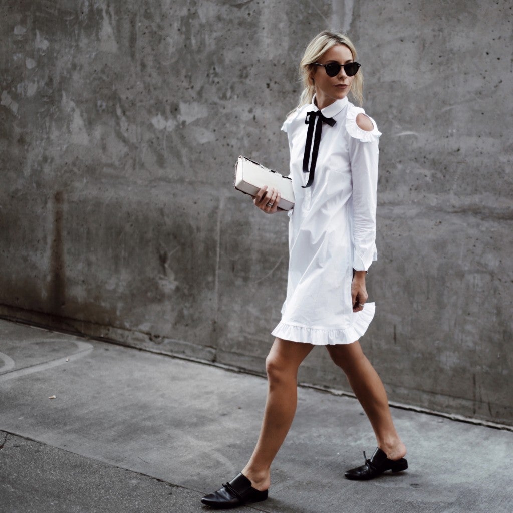 Un vestido camisero con unas cómodas babuchas también son una solución a tener en cuenta para ir a trabajar