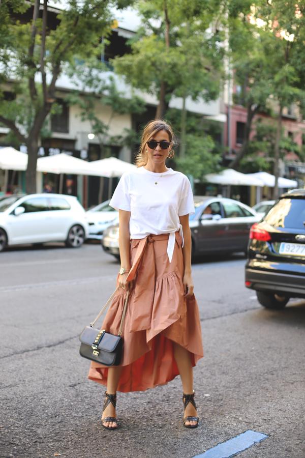 Camiseta blanca básica y una falda midi con sandalias de tacón, una propuesta fresca y natural perfecta para la 'vuelta al cole'