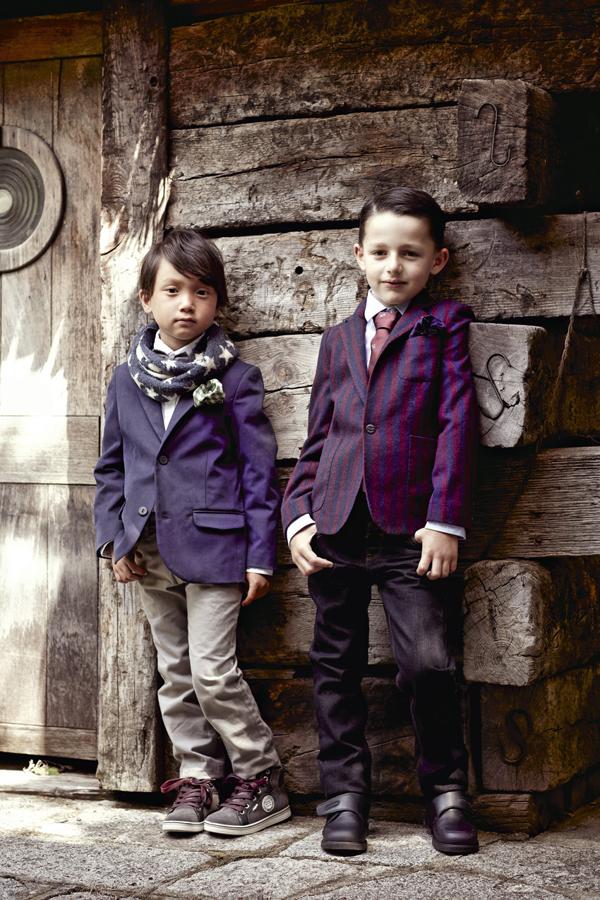 Iñigo viste camisa (23,99 €) y chaqueta (49,99 €) de Mayoral; pantalón de Kiabi (14,95 €); bufanda de Tuc Tuc (25,95 €) y botines deportivos de Primigi (C.P.V.). Yago lleva chaqueta de Scotch and Soda (99,95 €), camisa de Kiabi (9,95 €), corbata de Scalpers (34 €), pantalón de C&A (8,90 €), zapatos de Pabloski (47 €) y pañuelo de Soloio (C.P.V.). Estilismo: Verónica Suárez. Maquillaje y peluquería: Joel Bittencourt (Ana Pardo) para Elizabeth Arden y Kérastase.Asistente de fotografía: Jota Martínez. Asistentes de estilismo: Jorge Gilarranz y Antonio Pinilla.