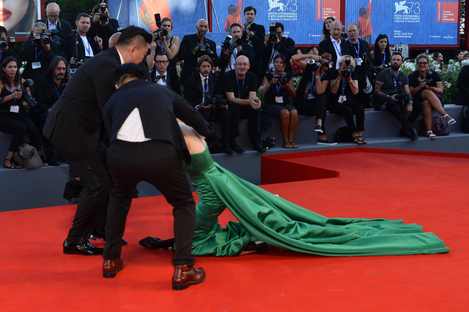 La actriz china tuvo un percance con su vestido en la alfombra roja.
