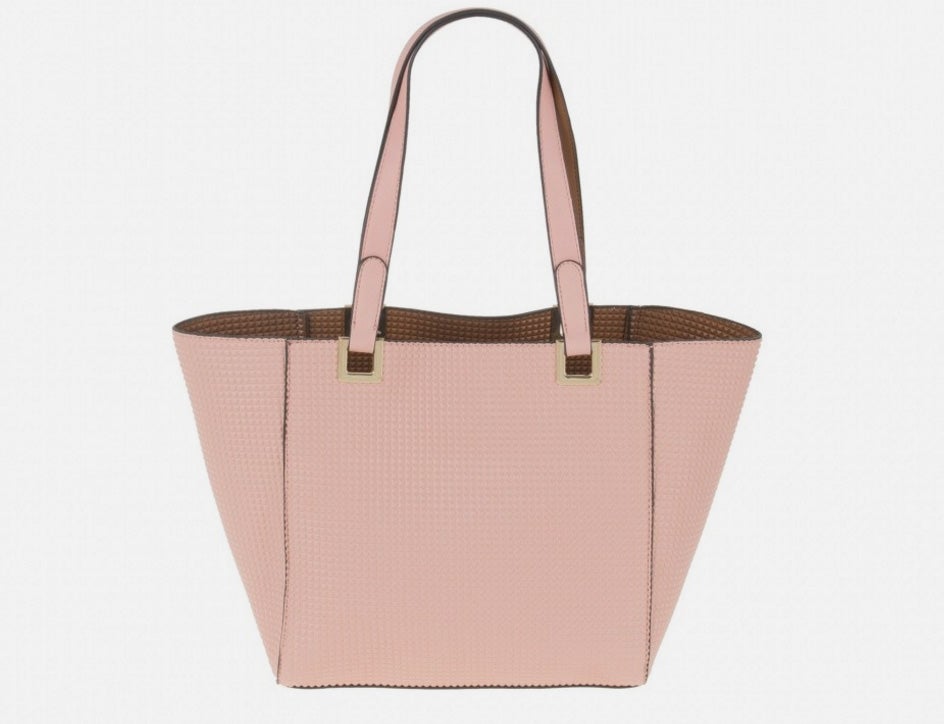 Hay clásicos que nunca mueren. Es el caso del shopper, un infalible en tu día a día si buscas comodidad y practicidad como la que encontrarás en este modelo reversible de Parfois (Precio: 22.99 euros)