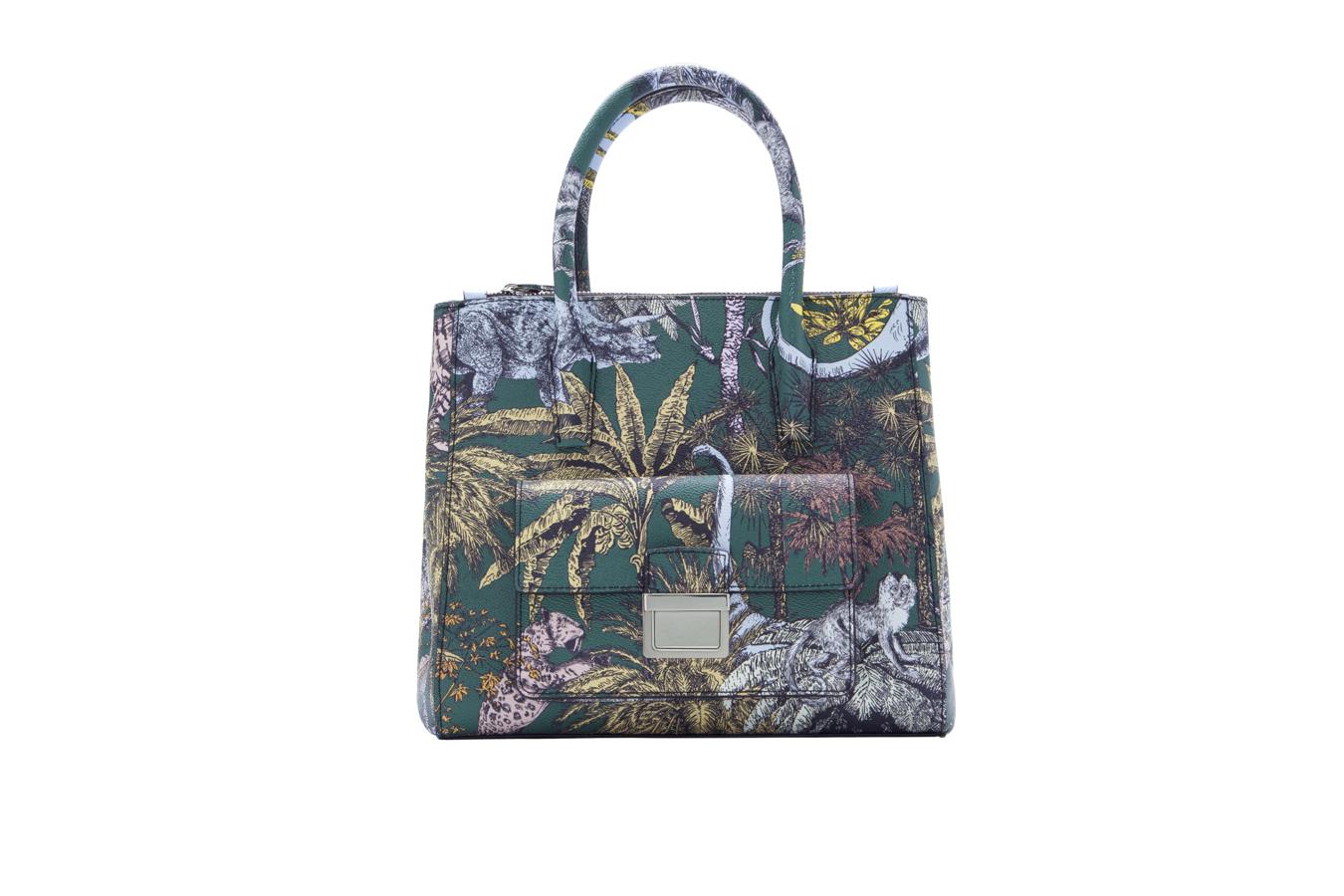 Para seguir recordando el verano, nada mejor que este bolso tipo tote de estampado tropical, de Bimba y Lola (Precio: 195 euros)