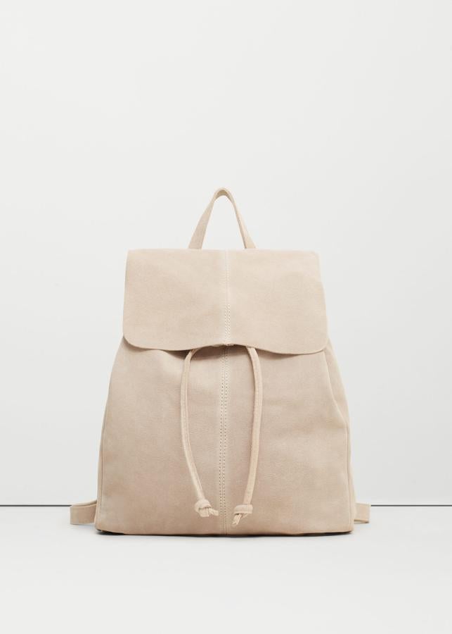 En tonos claros como esta, las mochilas como esta de Mango pueden ser el complemento perfecto a cualquier look (Precio: 39.99 euros)