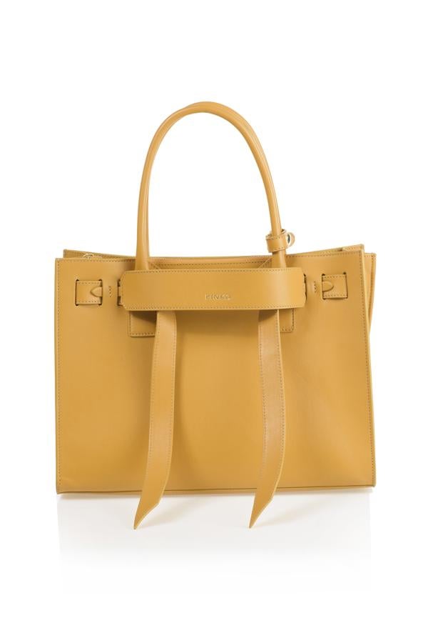 No tengas miedo al color y atrévete a romper un look sobrio con un complemento como este.