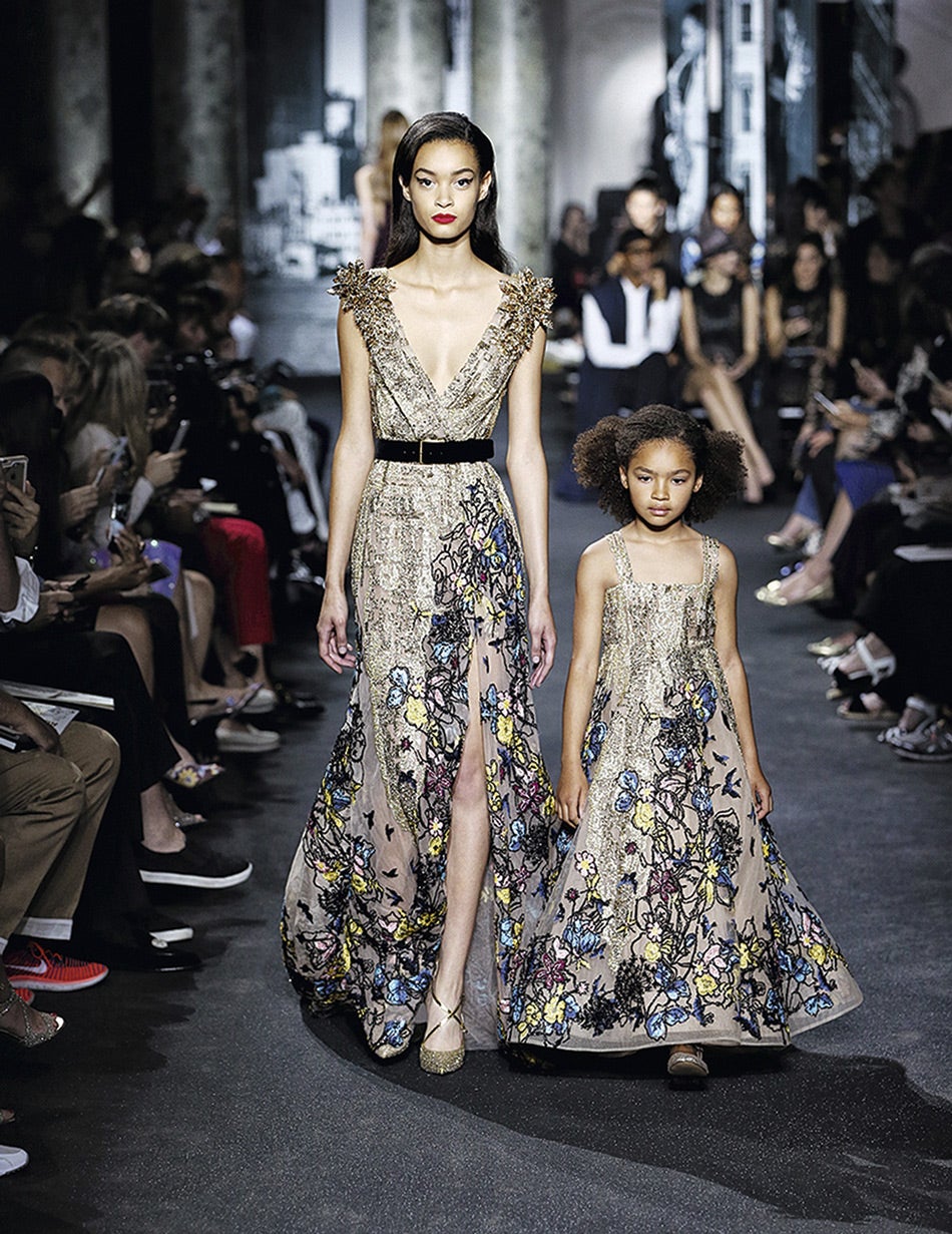 Lo vimos a principios de verano en París: es la colección de alta costura de Elie Saab para este otoño/invierno. El creador libanés tenía algunas peticiones de sus clientas, así que se animó a subir a la pasarela los mismos diseños para madre e hija. Esas niñas que no quieren marcar distancias de estilo con sus mamás, ya tienen vestidos hechos a medida... y con firma.