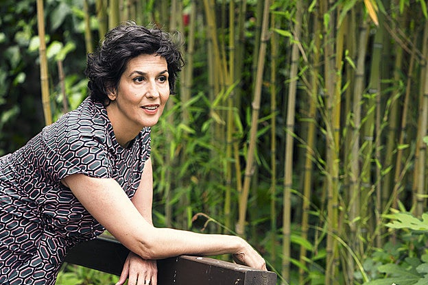 La actriz, con un top de Marni. Estilismo: Verónica Suarez / Maquillaje y peluquería: José Luis Ruzafa (Talents) para M·A·C y GHD. Agradecimientos: Centro de Jardinería Los Peñotes (www.lospenotes.com y @lospenotes).