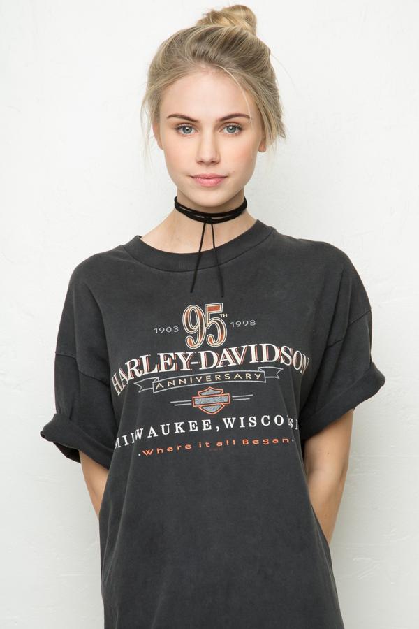 Brandy Melville también se suma a esta tendencia con modelos más finos atados con un lazo (Precio: 6 euros)