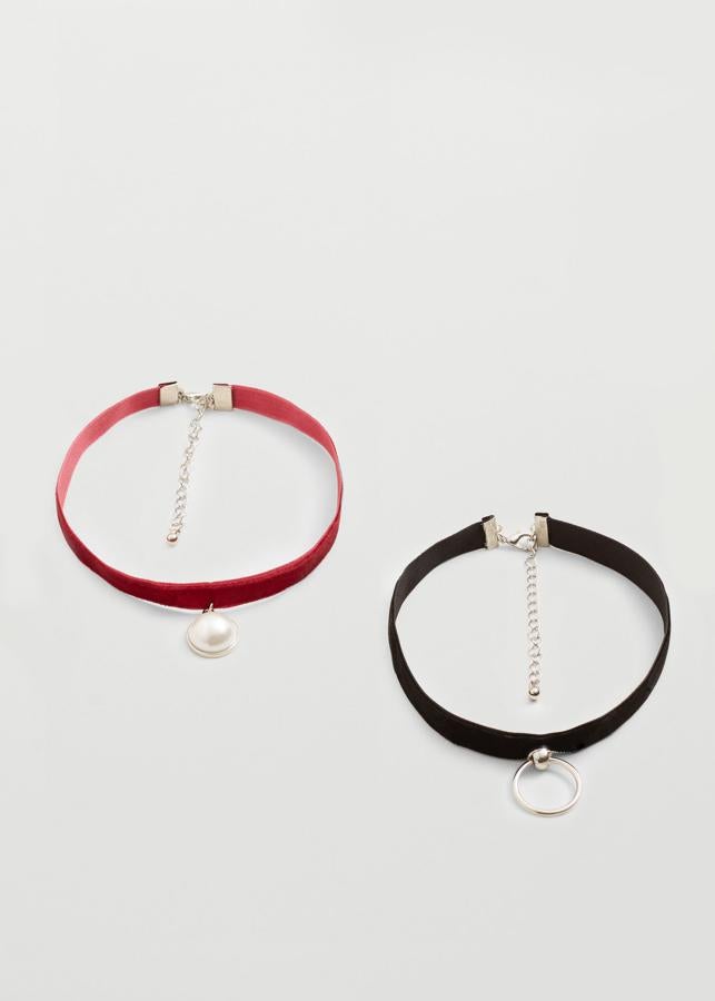 Mango ofrece packs de dos en terciopelo con diferentes colgantes (Precio: 12.99 euros)