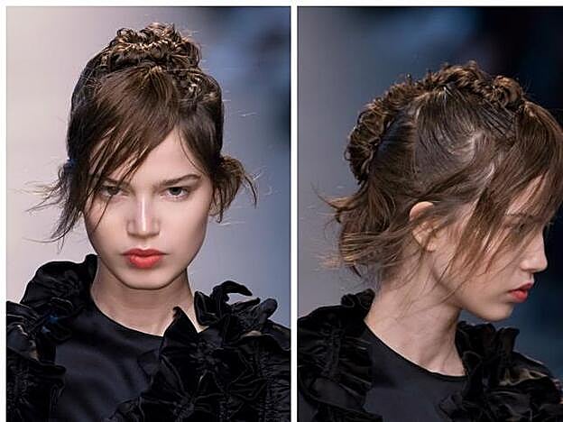 Galería. Inspiración tribal en el desfile de Constume National, con un ecogido de sensación inacabado que deja mechones dispersos y flequillo largo ladeado de forma casual.