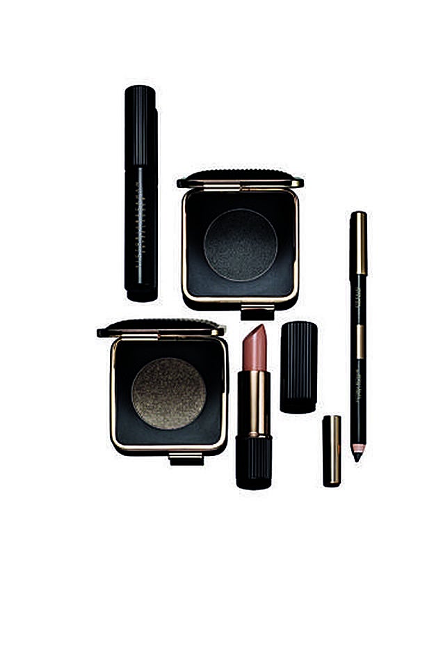 Londres: ojos negros intensos con Eye Foil en Blonde Gold, Eye Kajal Duo en Black Saffron/Vanille, Eye Ink en Black Myrrh, Eye Metals en Bitter Clove y labios Lipstick en Brazilian Nude.