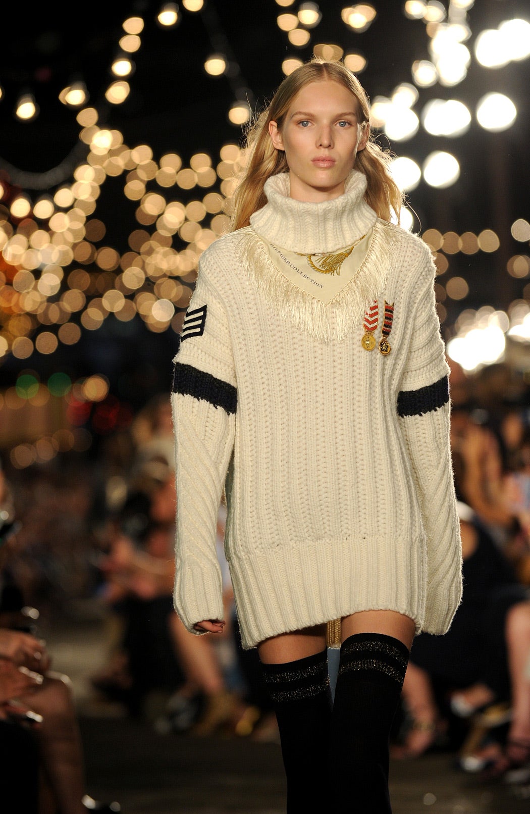 Las botas o calcetines por encima de la rodilla se dejaron ver en más de una ocasión, un 'must' para Gigi Hadid.