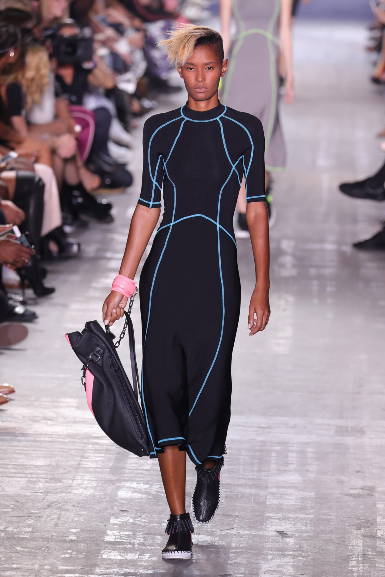 Alexander Wang se sumergió en el mundo Adidas y decidió darle la vuelta al estilo, incluido el logo (literalmente).