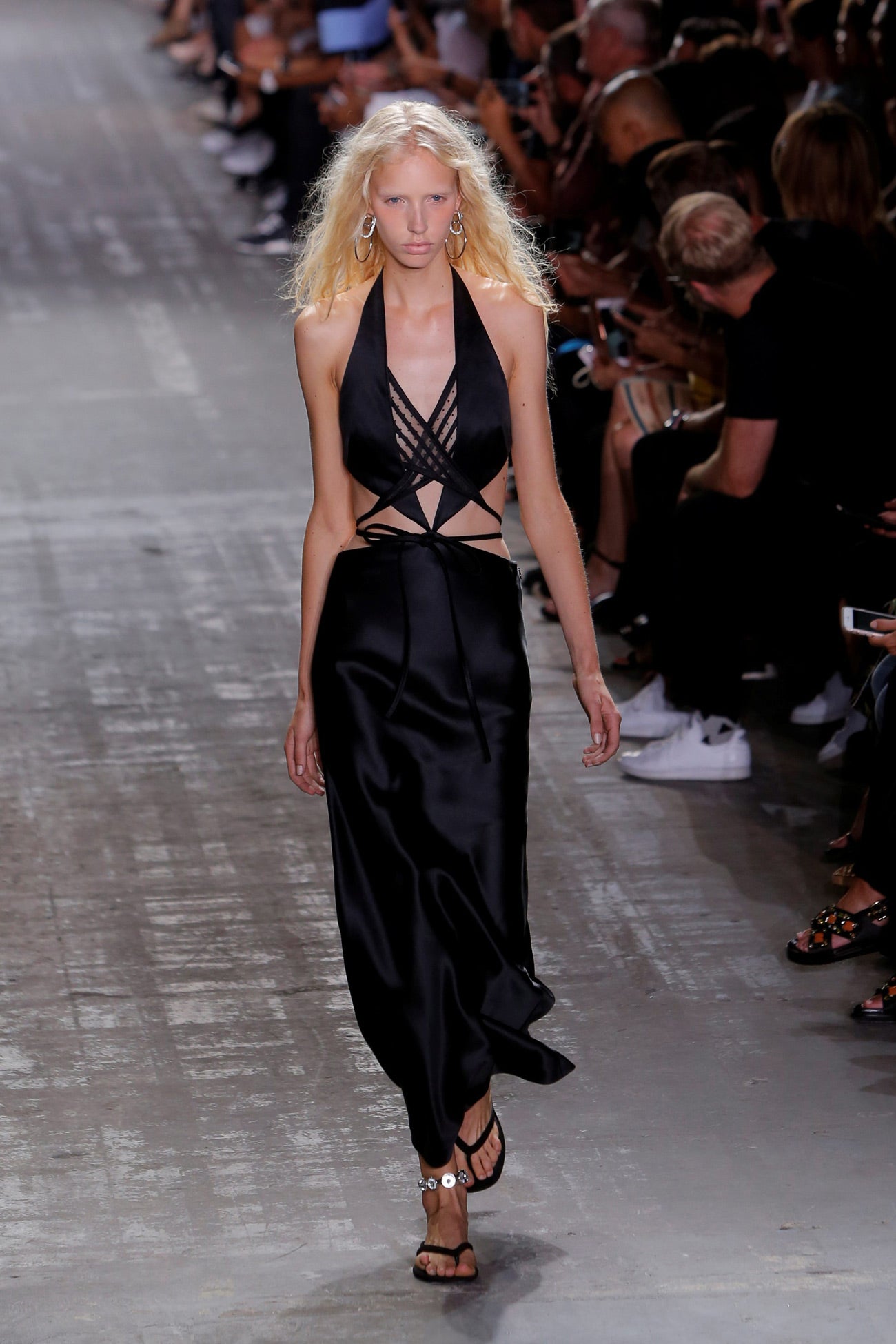 LOs lazos negros rodeando el cuerpo de las modelos se vieron en casi todos los looks de la colección.