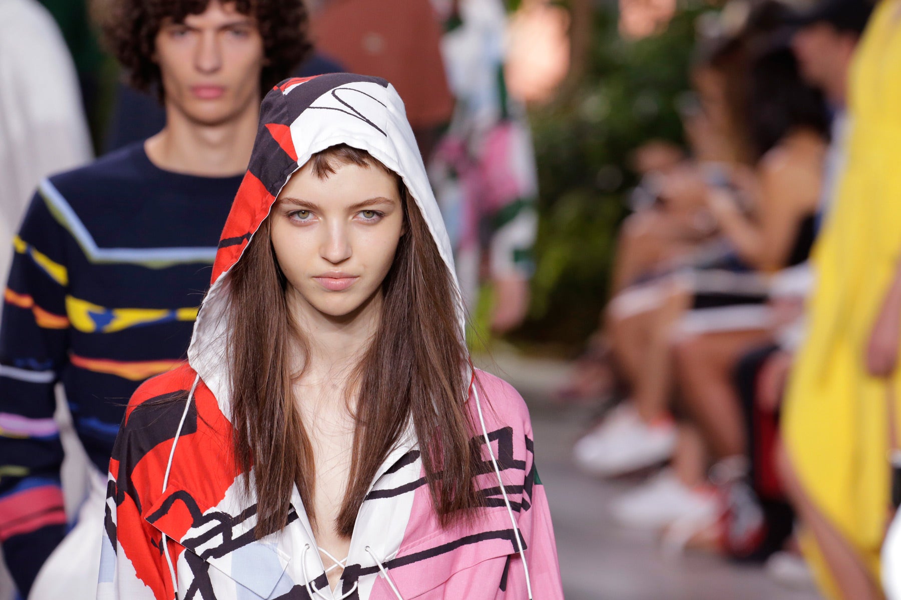 Las sudaderas no pararon de aparecer y los pantalones deportivos de tiro alto también aparecieron en más de un look.