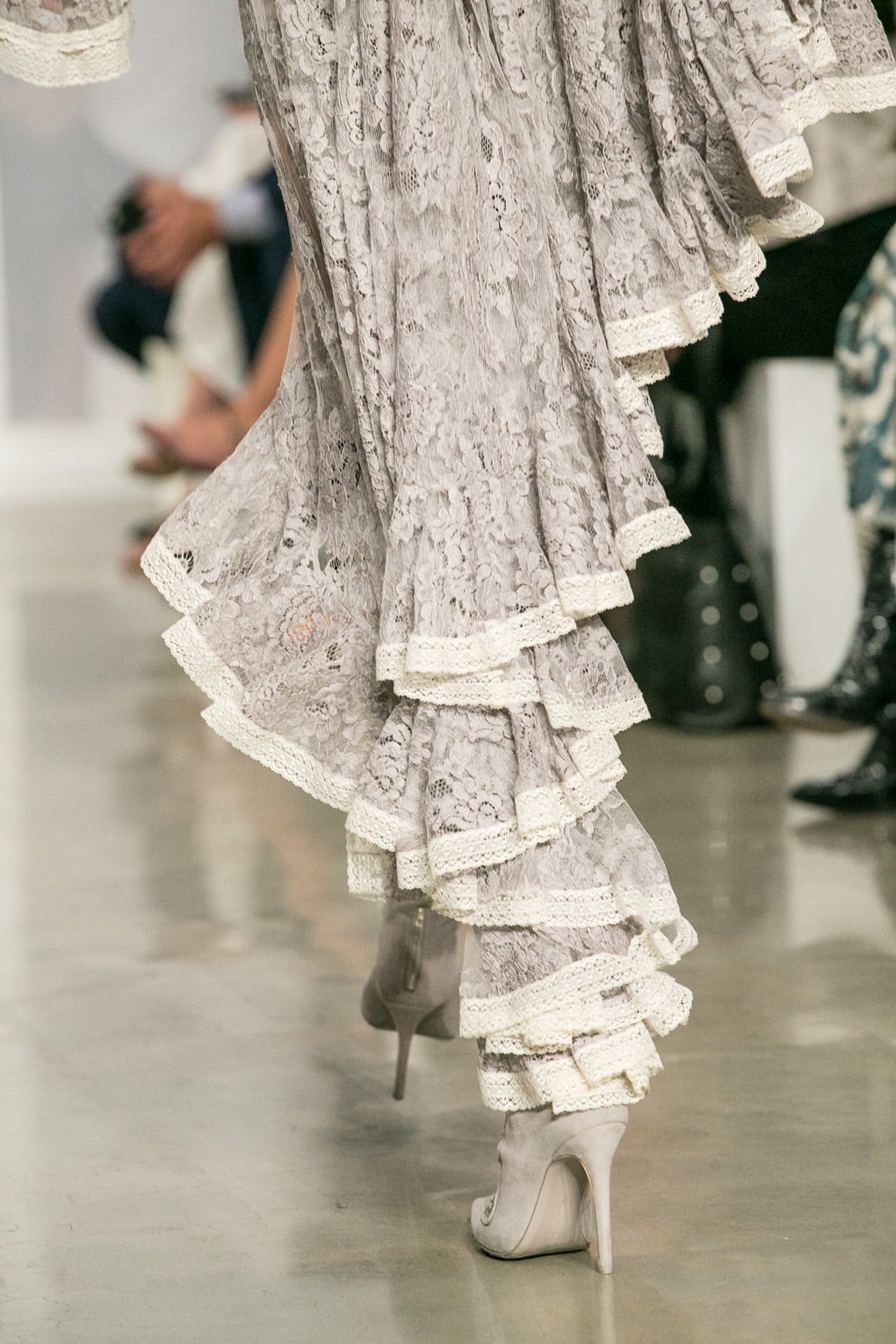 Detalle de los volantes y el encaje que se veía en cada uno de los looks de la colección.