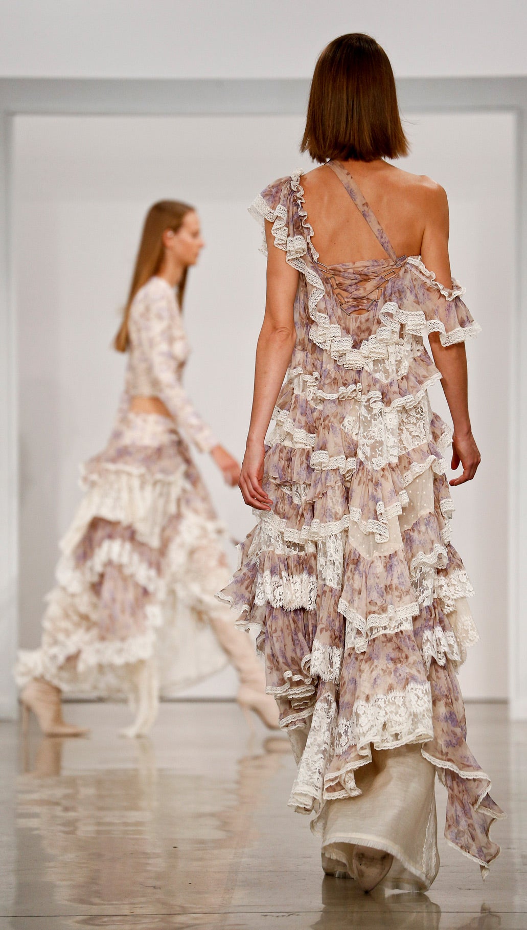 Colores neutros mezclados con fondos y encajes blancos.