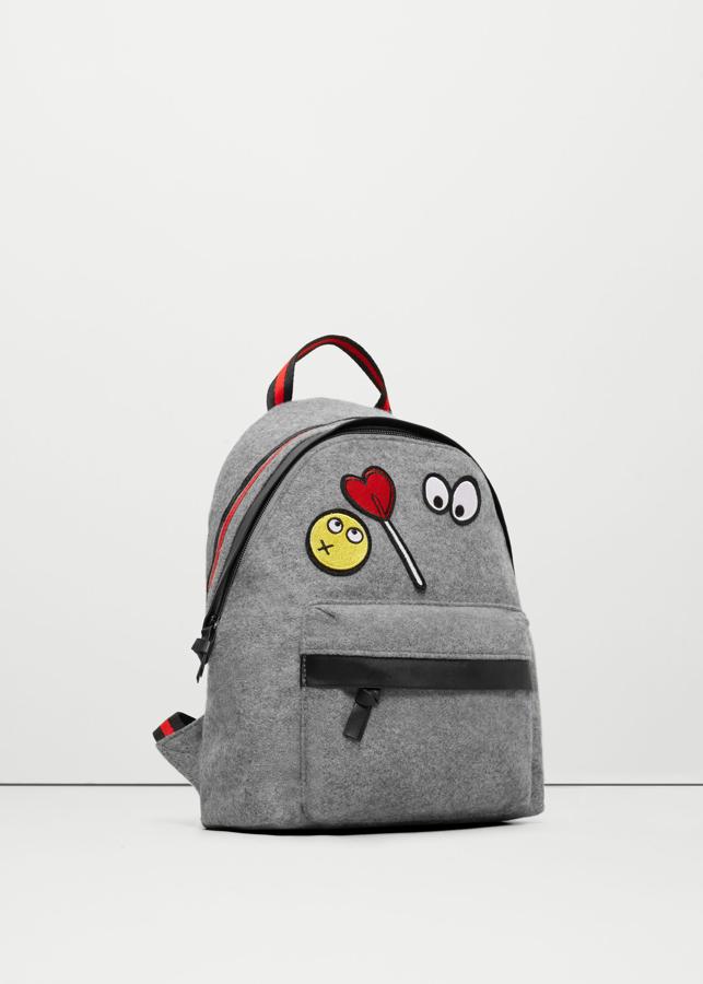 Siguiendo la estética deportiva y la tendencia de los parches, este modelo de Mango es ideal para los looks más urbanos (Precio: 29.99 euros)