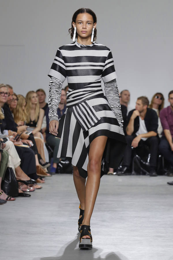 El estampado a rayas en blanco y negro cobra relevancia en la colección que la firma presentó en Nueva York