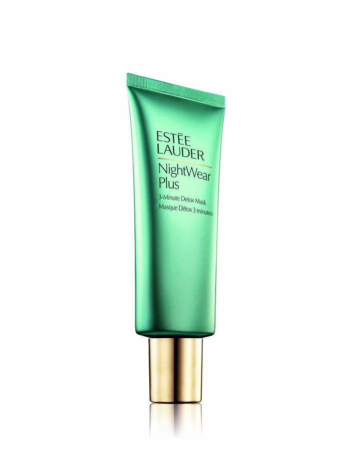 Formulada con Arcilla Caolín, extrae suavemente los residuos y la grasa desde lo más profundo de la piel, ayudando a minimizar y refinar los poros. Formulada con el Compuesto Súper Antioxidante patentado por Estée Lauder, ayuda a restaurar la piel opaca y fatigada. Aplica una fina capa, después de 3 minutos, masajea suavemente con agua y enjuaga bien. (45€, 75 ml)