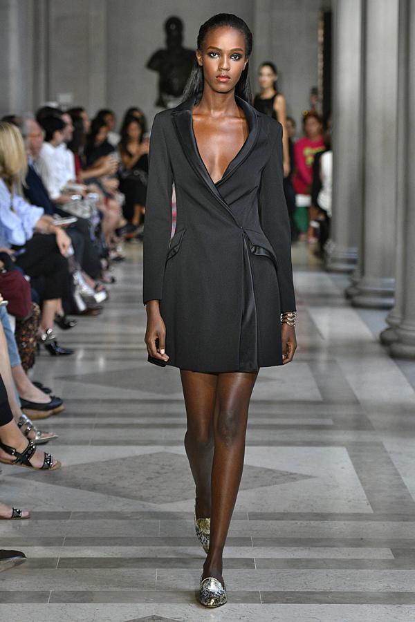 Vestido tipo blazer en color negro realizado por la firma