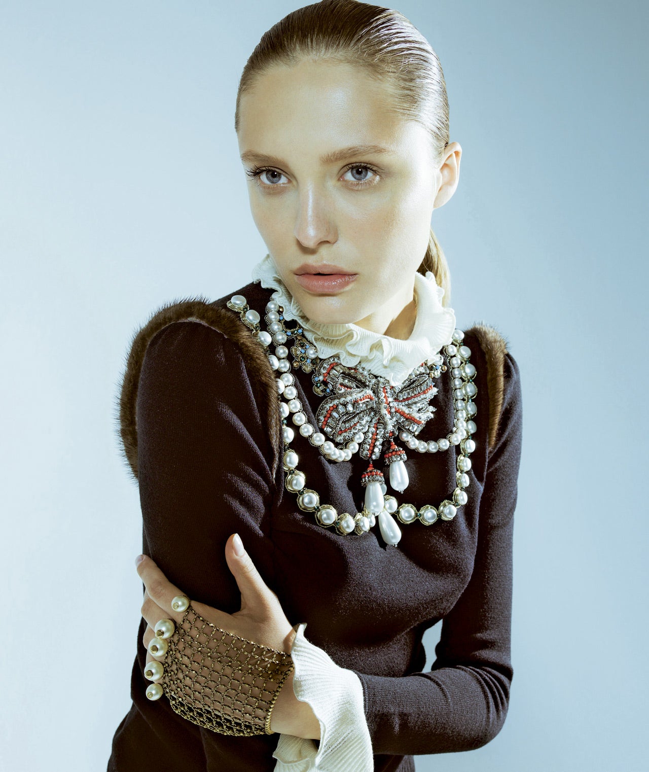 Una mirada romántica al pasado, pero con espíritu contemporáneo. Jersey de cachemir con adornos de visón, perlas y pedrería, y pulsera-anillo en cota de malla, de Gucci. Maquillaje y peluquería: Ricardo Calero (Talents) para Chanel y Bumble & Bumble. Estilismo: Pilar Lara.