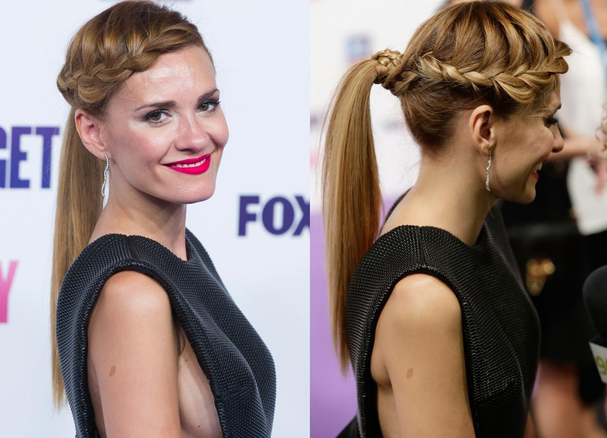 Impresionante el peinado de Elena Ballesteros, original y muy estiloso, perfecto para ser la reina, como invitada, en tus bodas de otoño. Una trenza en forma de corona que envuelve una coleta extra lisa.