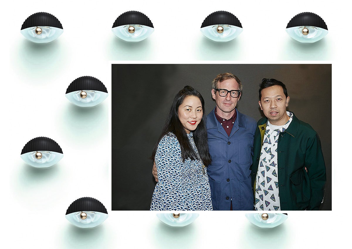 Carol lim y humberto Leon, directores creativos de Kenzo, han hecho su bautismo en el mundo de la perfumería con Kenzo World. Lo acaban de presentar hace unos días en París, aunque no estará a la venta hasta principios de 2017. Un ojo es la forma del frasco. "Muy femenino y muy poderoso", dicen a dúo. (Carol Lim y Humberto Leon, directores creativos de Kenzo, con el director de cine Spike Jonze, durante la presentación del perfume en París).
